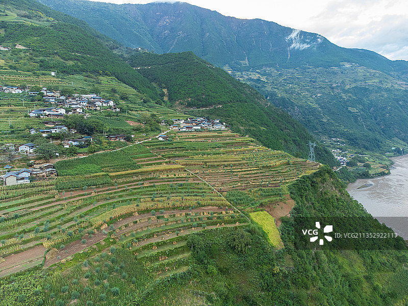 云南省迪庆州维西县叶枝镇附近澜沧江两岸的梯田图片素材