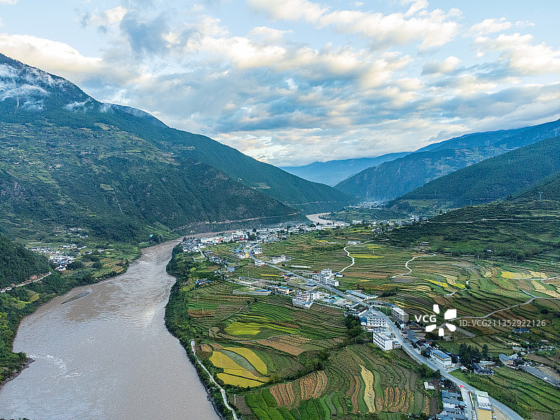 云南省迪庆州维西县叶枝镇附近澜沧江两岸的梯田图片素材