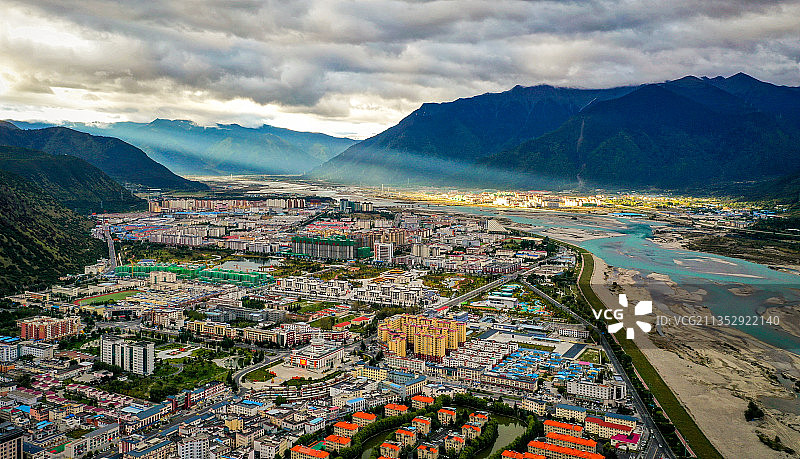 清晨的尼洋河畔图片素材