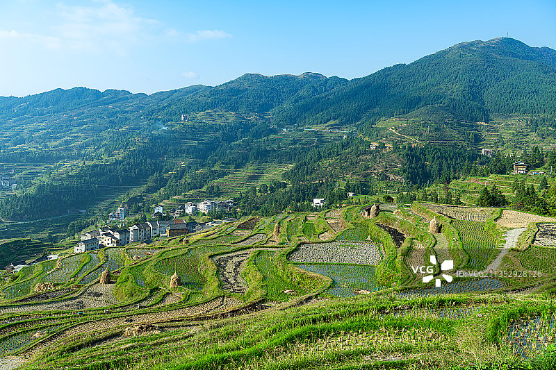 贵州黔东南黎平县堂安侗寨，沿山修建的梯田层层叠叠，开阔壮观图片素材
