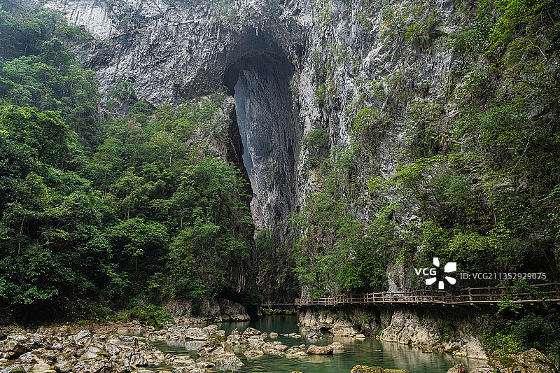 荔波大七孔天生桥，巨大的喀斯特地貌山洞，碧绿平静溪水从中流过图片素材