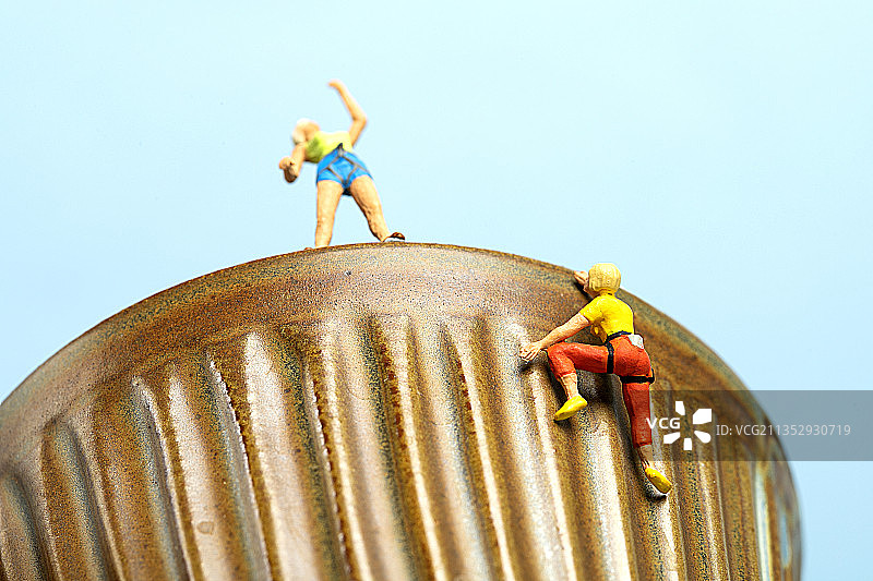 咖啡杯上攀岩的微缩小人景观图片素材