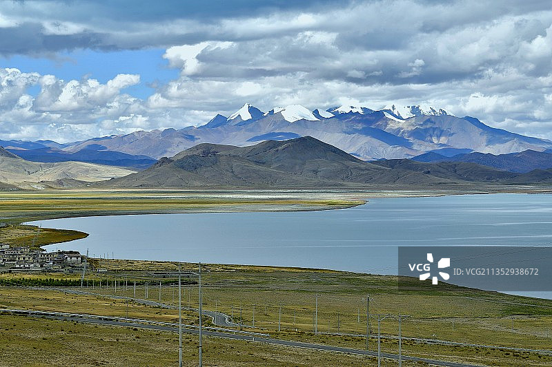 雪山下的羊卓雍措图片素材