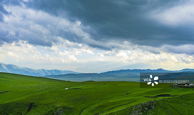 中国新疆喀纳斯雪山河流草原风光图片素材