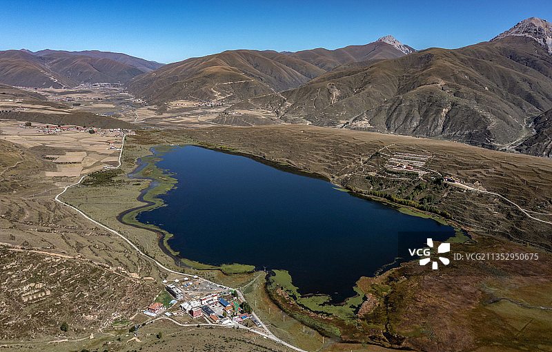 蓝天映衬下的卡萨湖图片素材