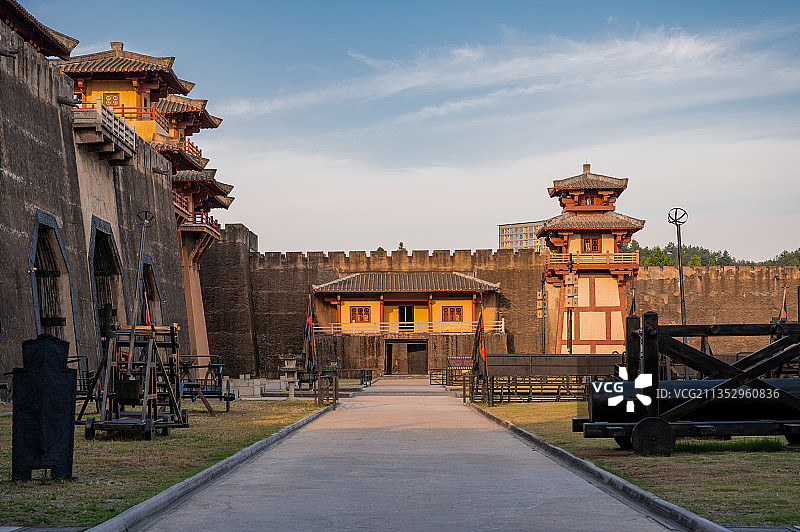 横店影视城秦王宫古代皇家军队校练场图片素材