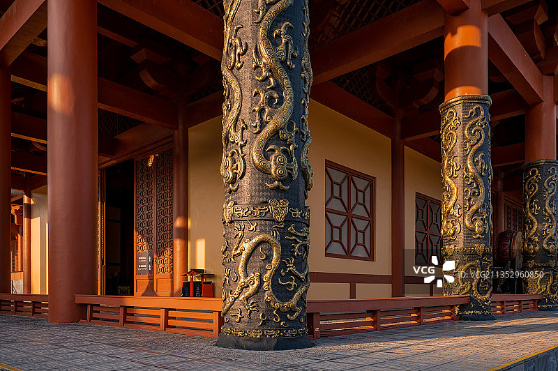 横店影视城秦王宫四海归一殿广场雕刻立柱图片素材