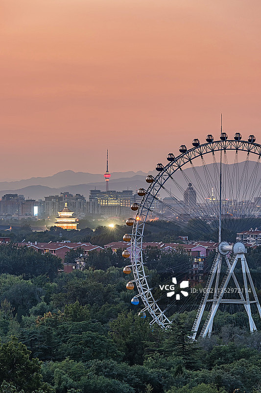 北京游乐园摩天轮天坛中央电视塔亮灯日落图片素材