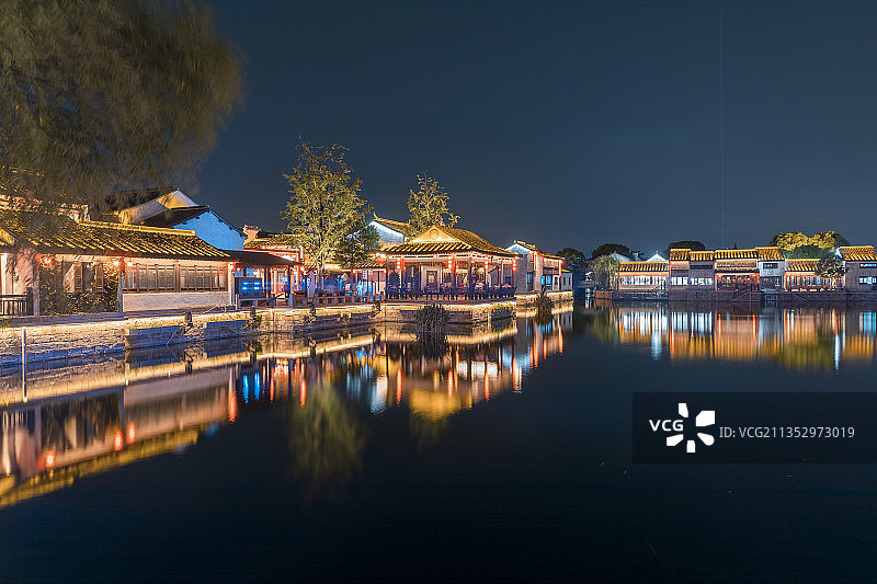 中国江苏省无锡市锡山区东南鹅湖荡口古镇景区夜色图片素材