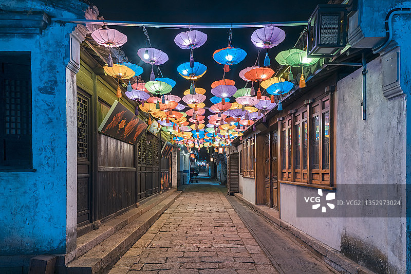 中国江苏省无锡市锡山区东南鹅湖荡口古镇景区夜色图片素材