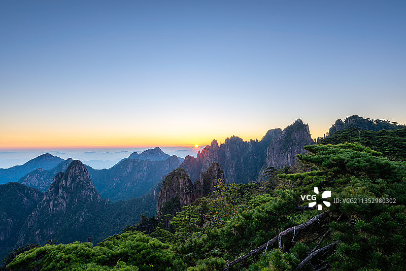 黄山日出云雾迎客松图片素材