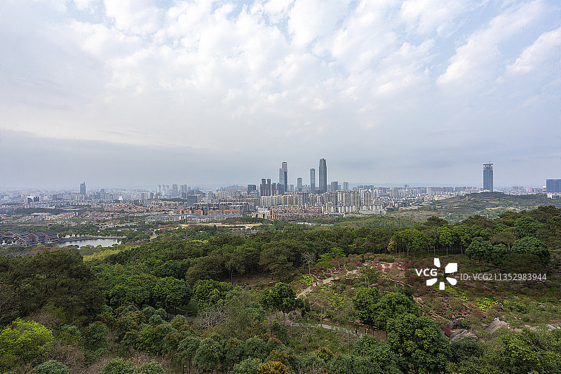 从青秀山景区遥望广西壮族自治区南宁市城市天际线图片素材