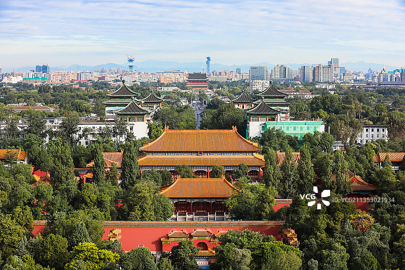 在北京景山公园眺望北京中轴线城市风光图片素材