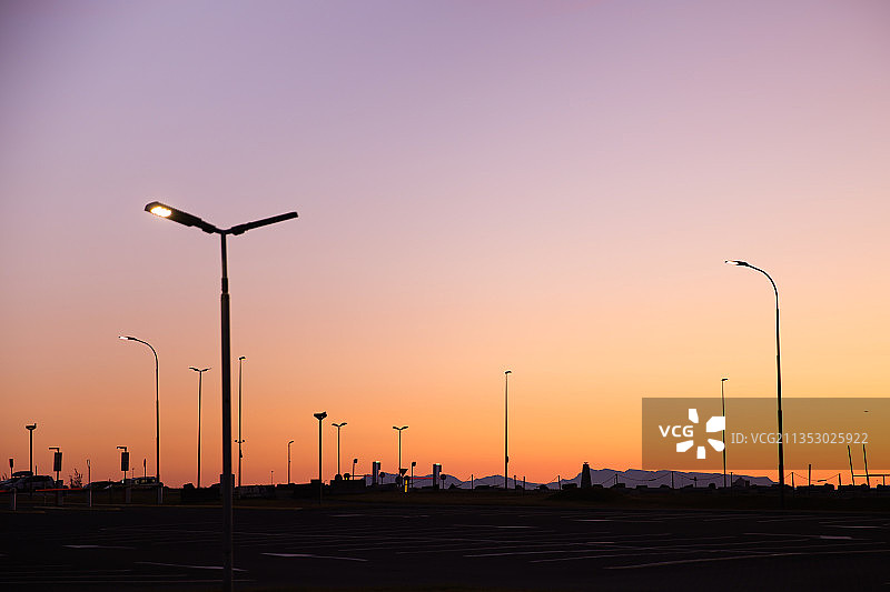 夕阳下的路灯和停车场图片素材