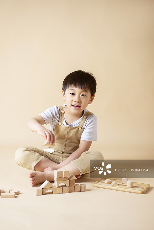 男孩在玩积木图片素材