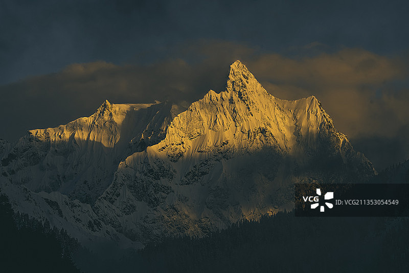 嘎隆拉雪山 日照金山图片素材