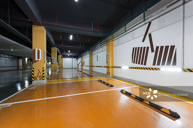 地下车库汽车停车位图片素材