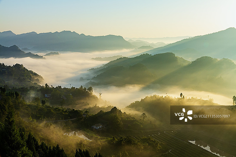 晨曦中的周家山图片素材