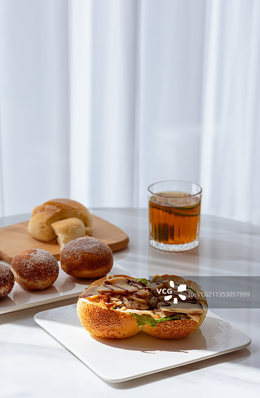 桌上早餐的高角度视图图片素材