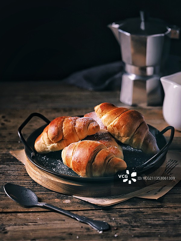 桌上盘子里的牛角面包特写镜头图片素材