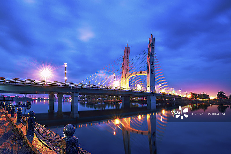 阴云密布的清晨，辽宁营口沿海产业基地明湖上的小桥。图片素材