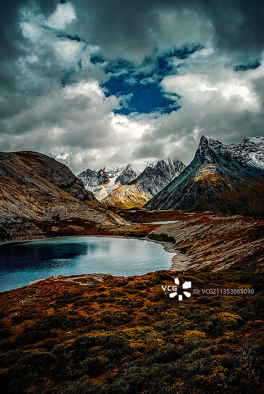 稻城亚丁五色海图片素材