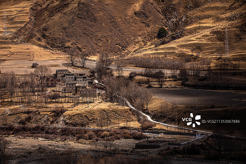 四月的新都桥图片素材