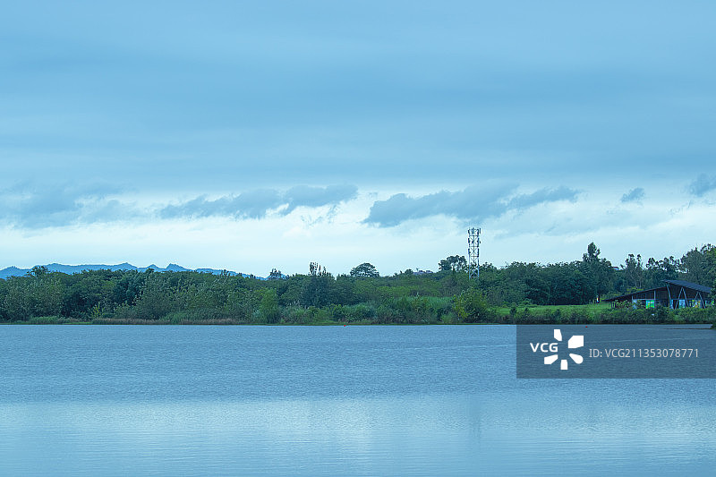 雾霾蓝的青龙湖图片素材