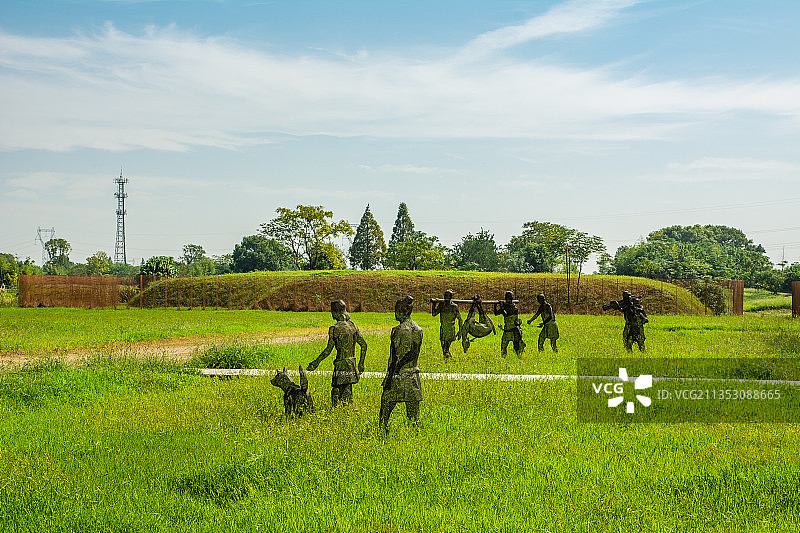 杭州余杭良渚古城遗址公园 原始部落古人原始人生活场景复原雕塑图片素材
