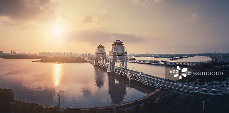 江苏省扬州市万福大桥日落全景上帝光晚霞水面倒影图片素材