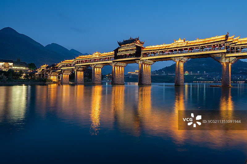 重庆濯水古镇风雨廊桥夜景图片素材
