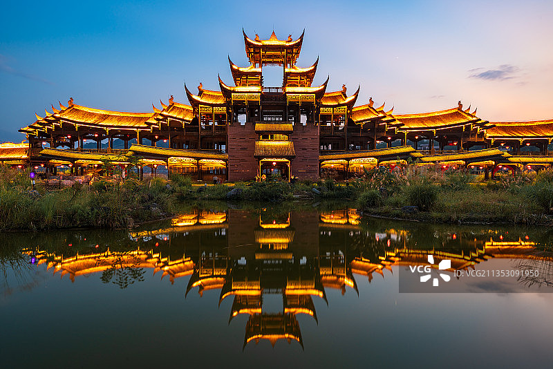 重庆濯水古镇风雨廊桥夜景图片素材