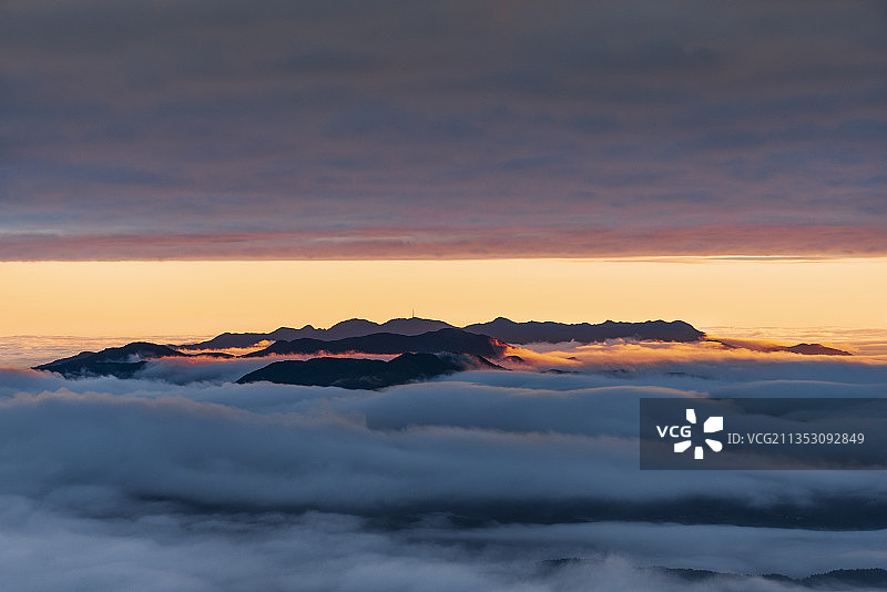 广东第一峰云海奇景图片素材