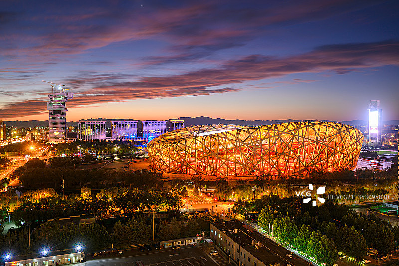 傍晚时分的北京中轴线上的国家体育场鸟巢图片素材