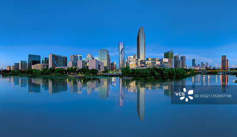 浙江省宁波市鄞州区东部新城全景倒影图片素材