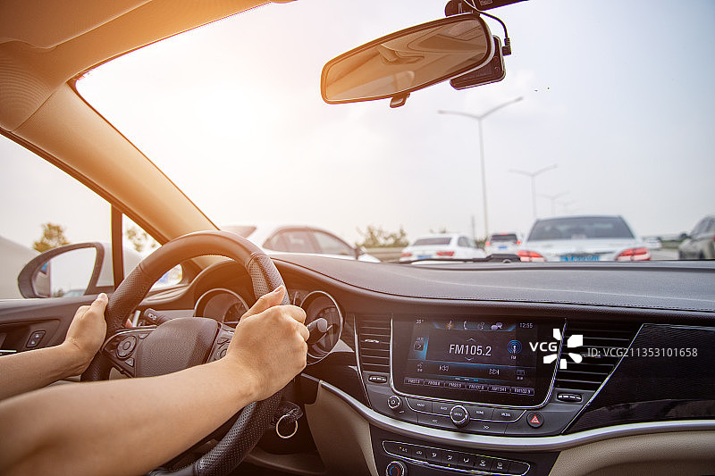 小汽车驾驶舱的司机视角图片素材