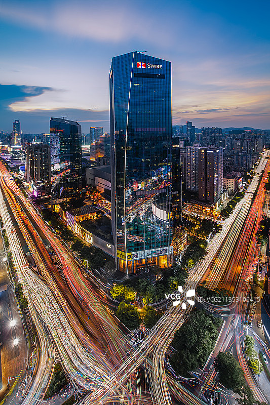 黄昏的广州太古汇与交通繁忙的天河路车轨（BRT）图片素材