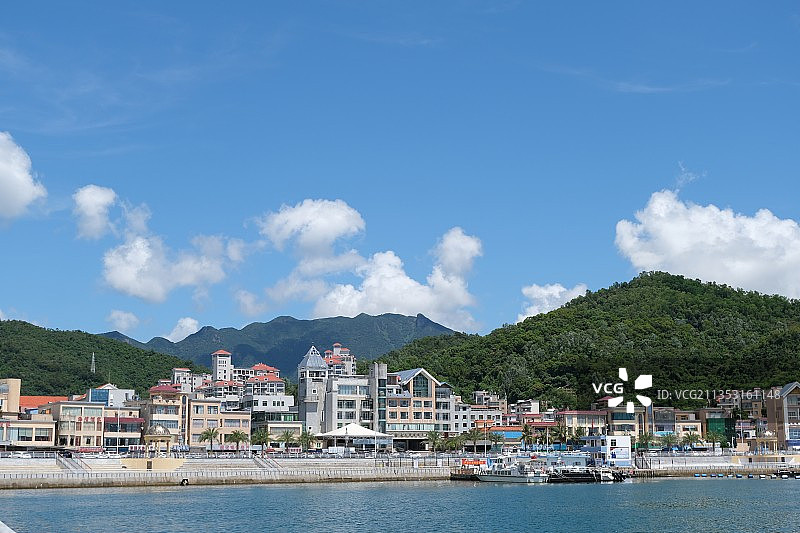 蓝天白云下的游艇码头；海边建筑图片素材