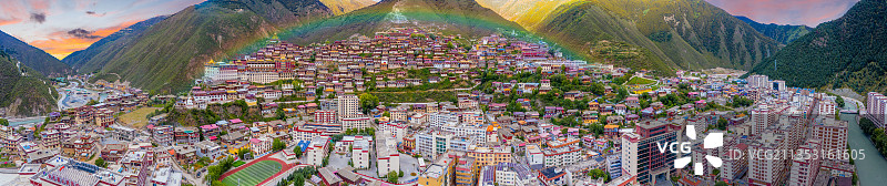 一寺一城，白玉寺白玉县全景。图片素材