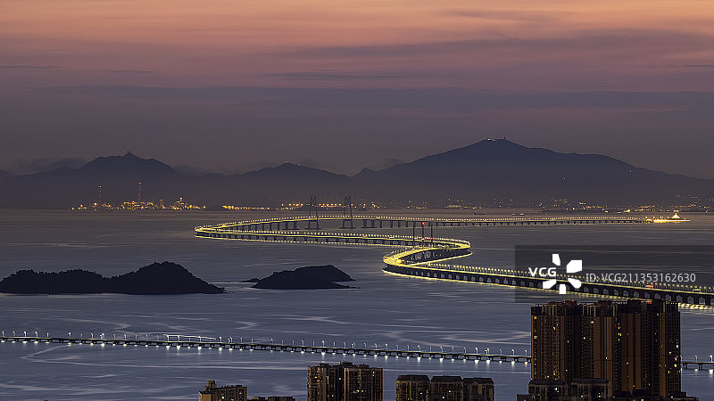 《破晓显巨龙》图片素材