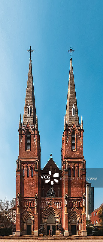 晴天宏伟的徐汇大教堂图片素材