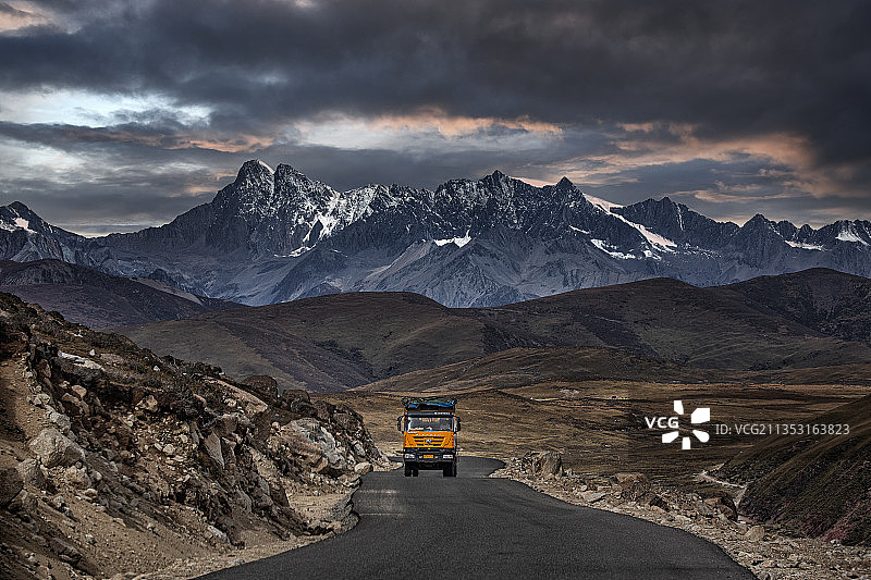 行驶在川藏线山图片素材