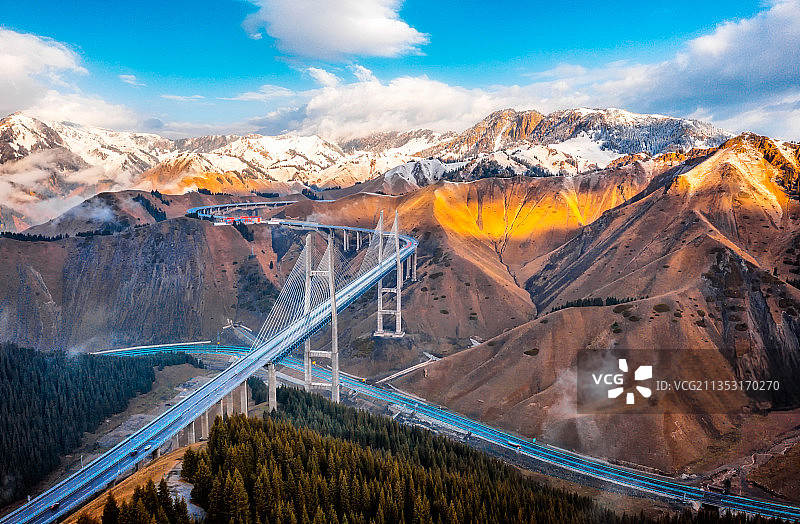 新疆果子沟大桥日照金山图片素材