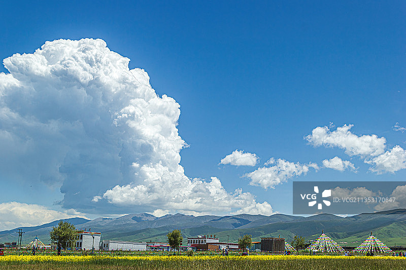 青海海南州青海湖二郎剑景区油菜花经幡蓝天白云合景图片素材