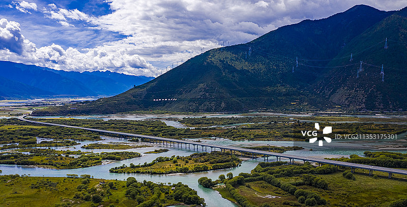 雅鲁藏布江流域图片素材