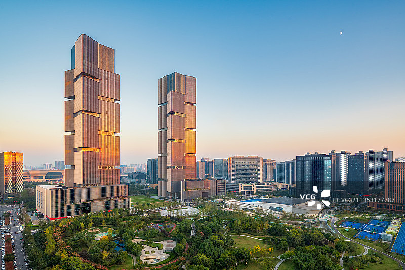 河南郑州郑东新区高铁站金融区绿地中心双塔夏季户外风光高视角图片素材