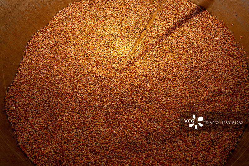 中国四川绵阳传统工艺酿造白酒图片素材