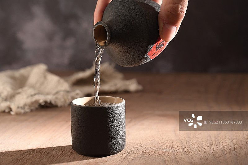 白酒倒酒动作酒香四溢图片素材