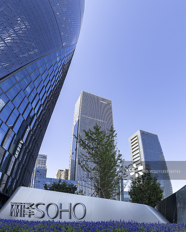 仰望北京市丽泽金融商务区，一座座现代化高楼大厦拔地而起图片素材