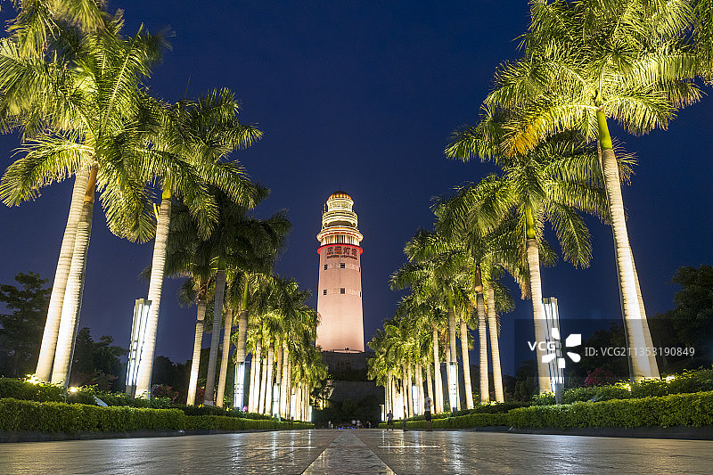 晴天夜幕下的厦门五通灯塔景色图片素材